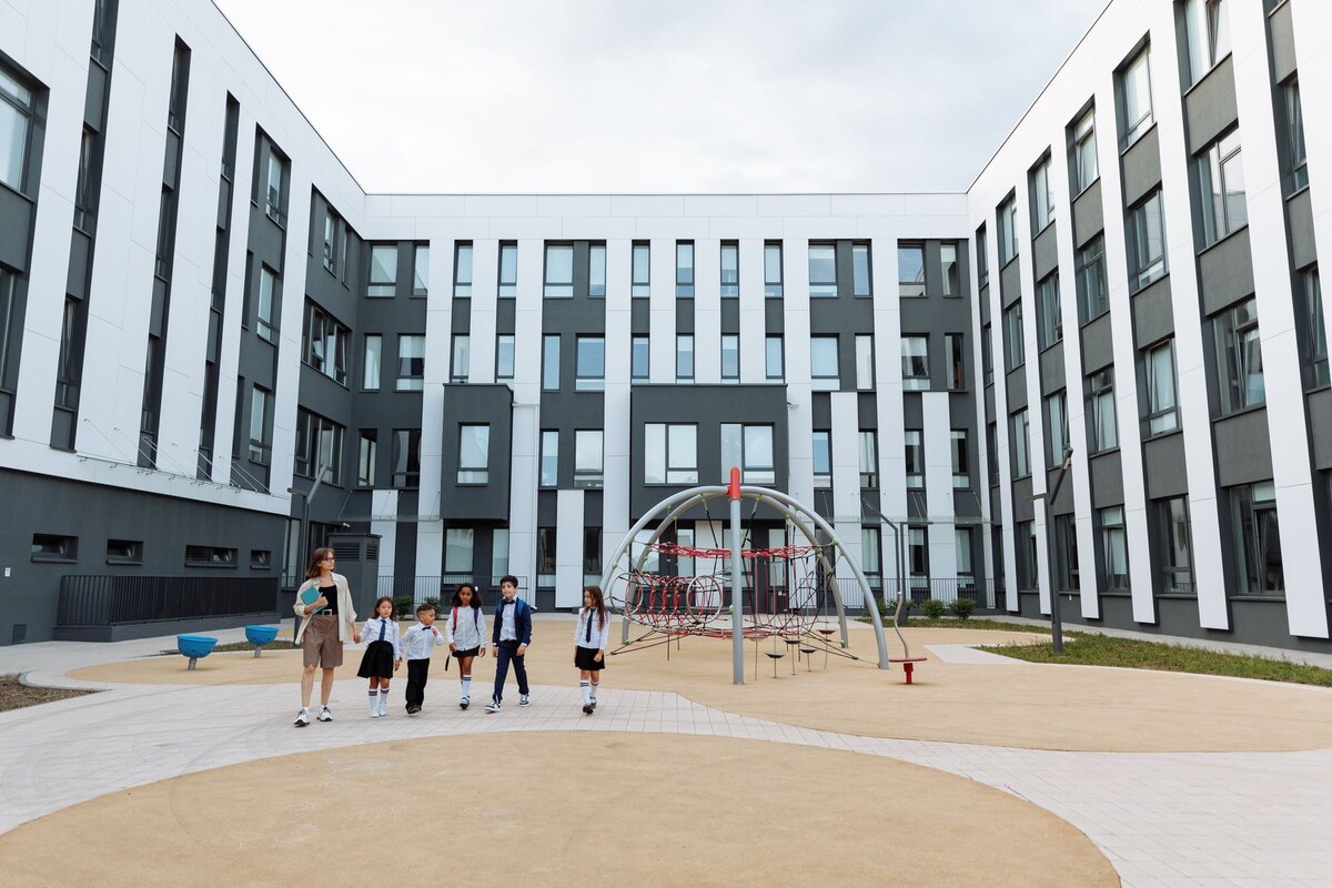 教师带领学生在校园内行进